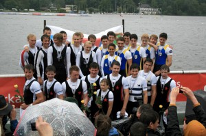 Siegerehrung: Gold für den Junior-Achter U17 (unten).