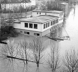 Bootshaus im Wasser